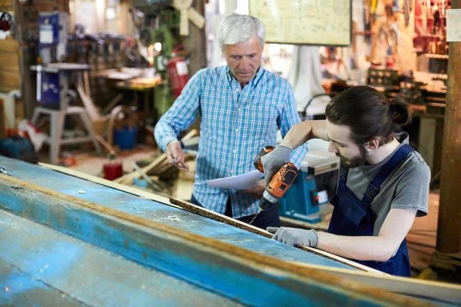 employee learning from mentor